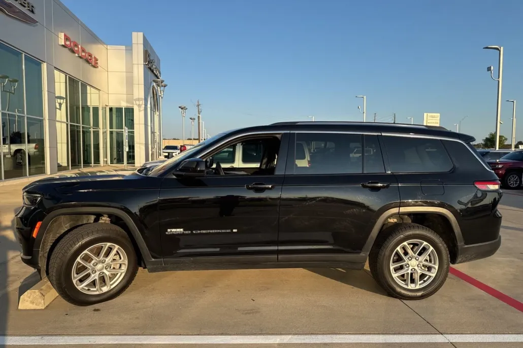 2022 Jeep Grand Cherokee Laredo photo 1