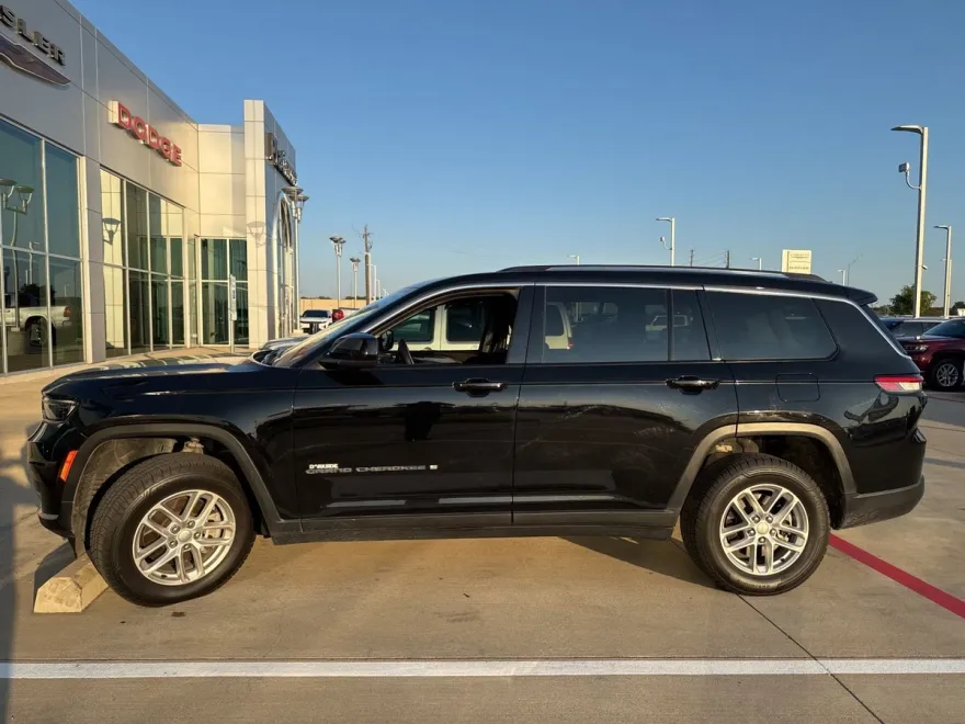2022 Jeep Grand Cherokee Laredo photo 1