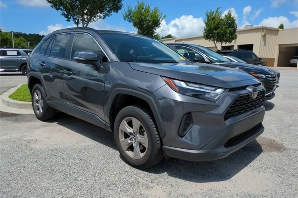 2023 Toyota RAV4 XLE photo 1