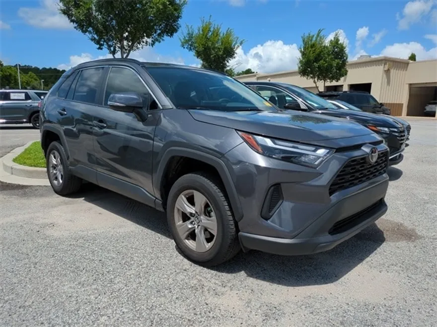 2023 Toyota RAV4 XLE photo 1