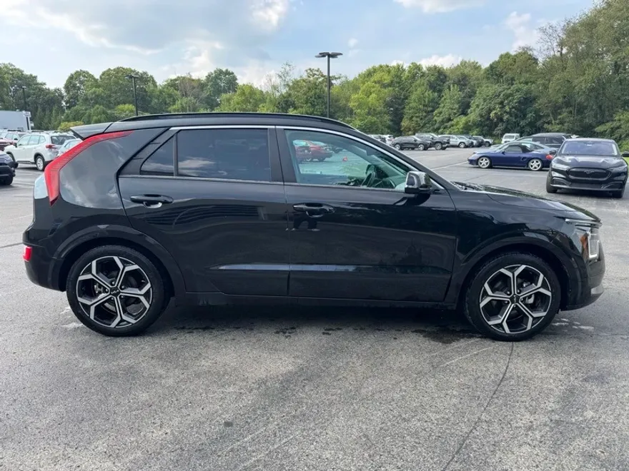 2023 Kia Niro EX Touring photo 1