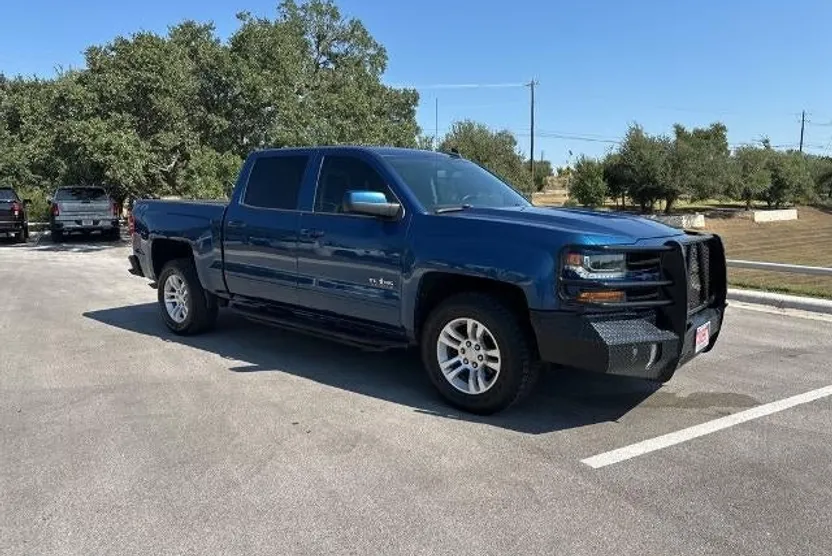 2018 Chevrolet Silverado LT photo 1