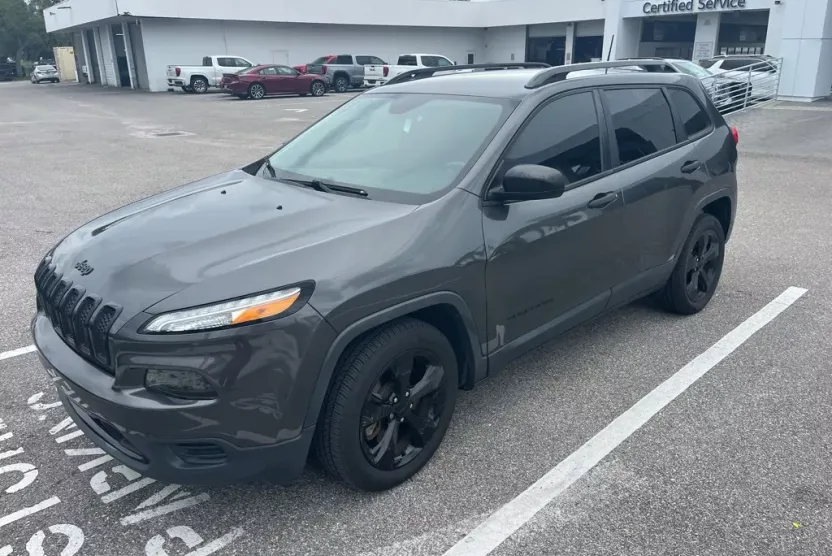 2017 Jeep Cherokee Sport photo 1