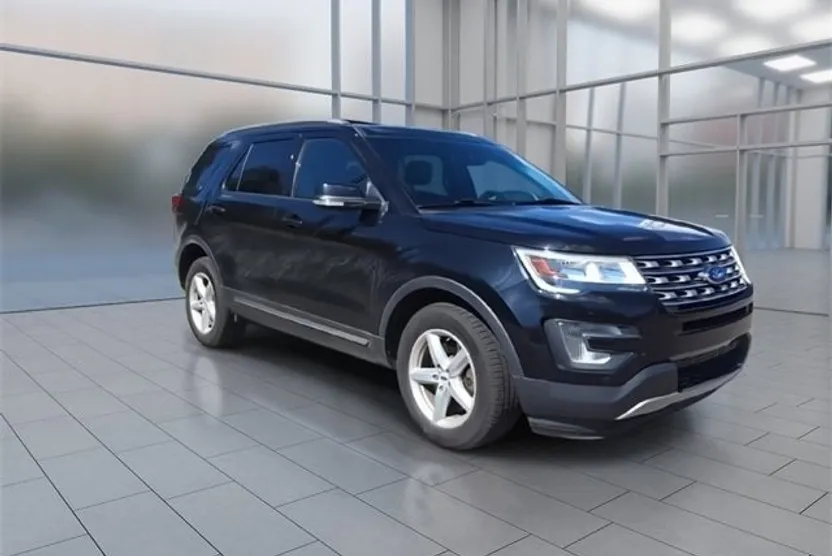 2016 Ford Explorer XLT photo 1