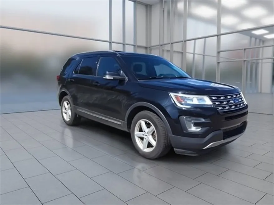 2016 Ford Explorer XLT photo 1