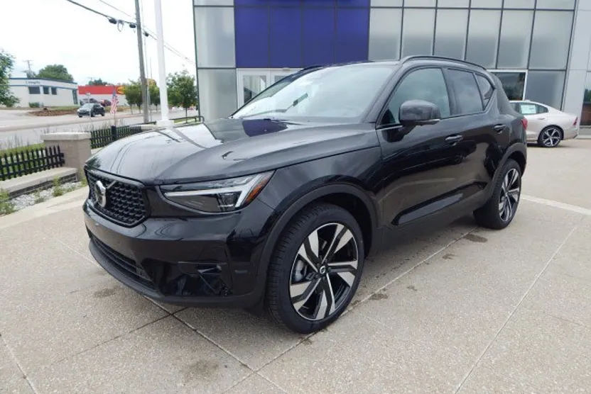 2025 Volvo XC40 Plus photo 1