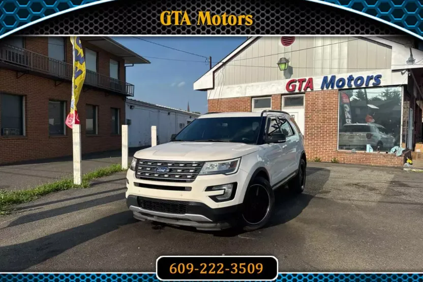 2016 Ford Explorer XLT photo 1