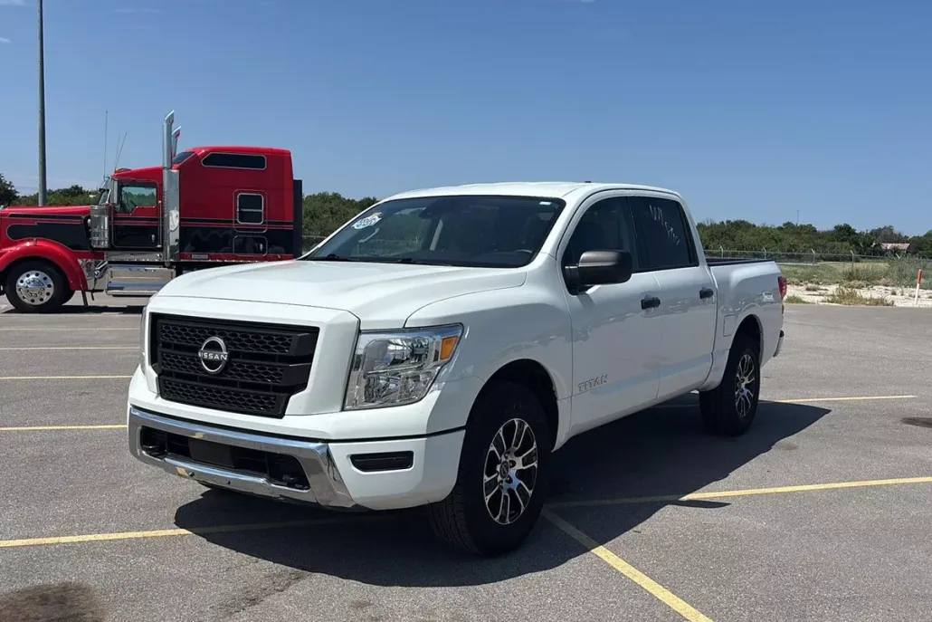 2023 Nissan Titan Crew Cab SV photo 1