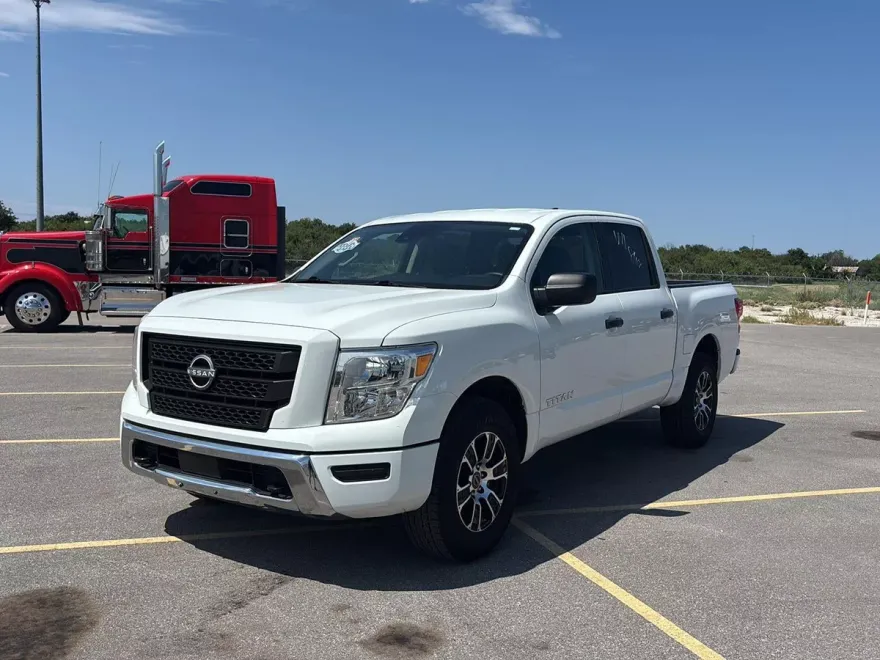 2023 Nissan Titan Crew Cab SV photo 1
