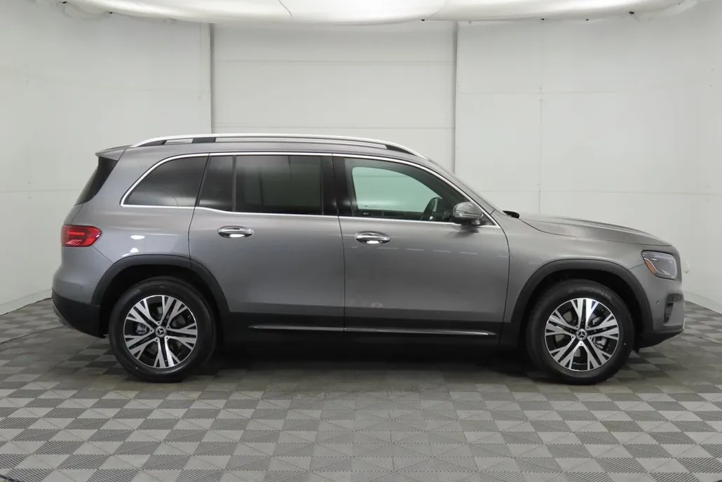 2026 Mercedes Benz GLB 250 photo 1