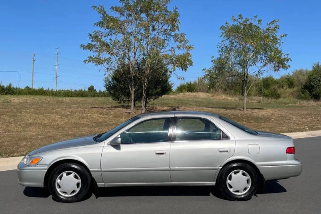 2000 Toyota Camry CE photo 1