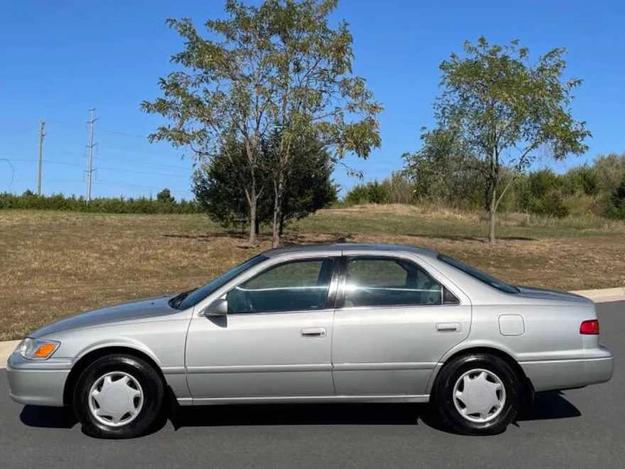 2000 Toyota Camry CE photo 1