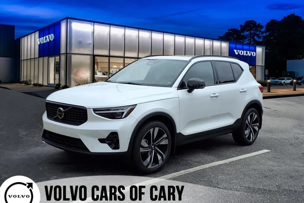 2024 Volvo XC40 AWD Plus photo 1