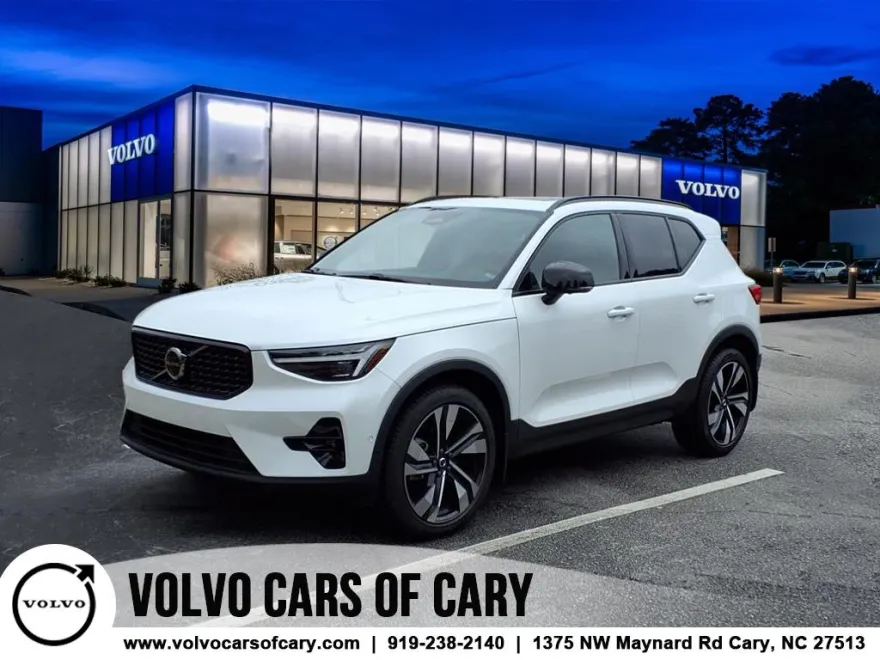 2024 Volvo XC40 AWD Plus photo 1