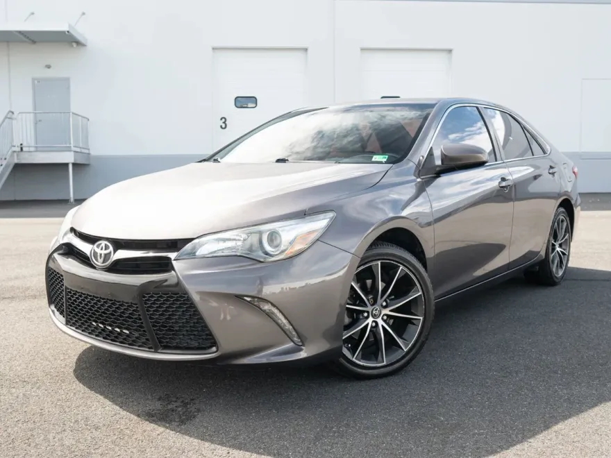 2017 Toyota Camry XSE photo 1