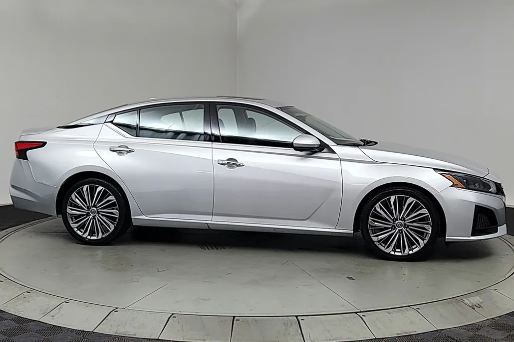 2023 Nissan Altima SL photo 1