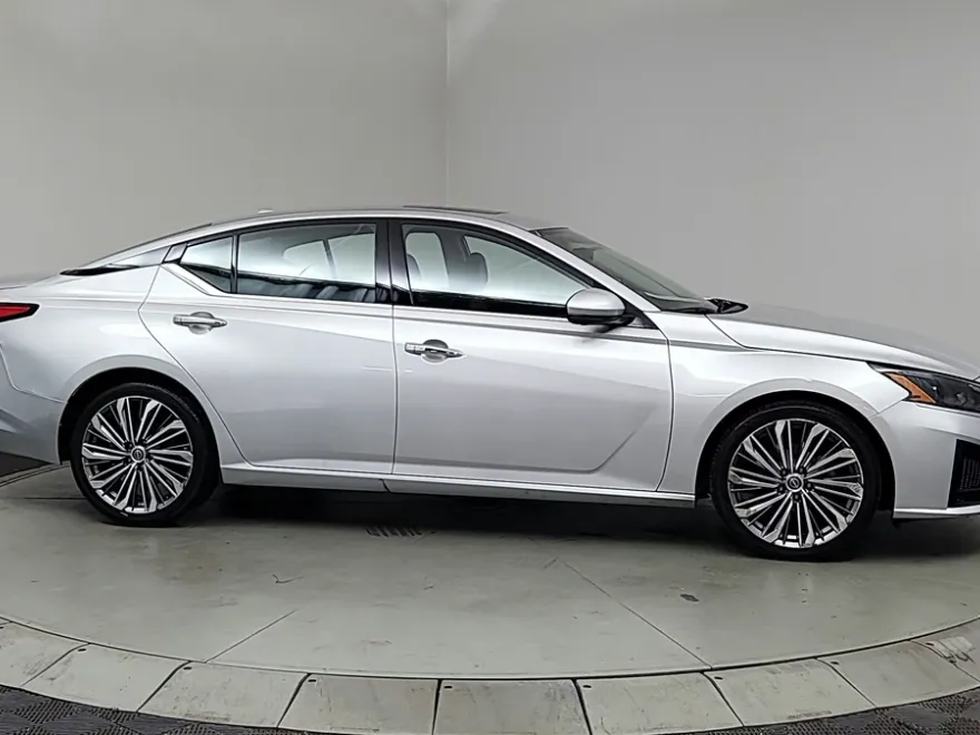2023 Nissan Altima SL photo 1