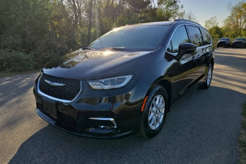2022 Chrysler Pacifica Touring L photo 1