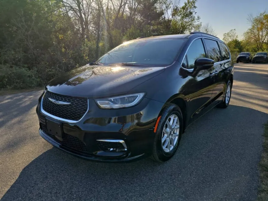 2022 Chrysler Pacifica Touring L photo 1