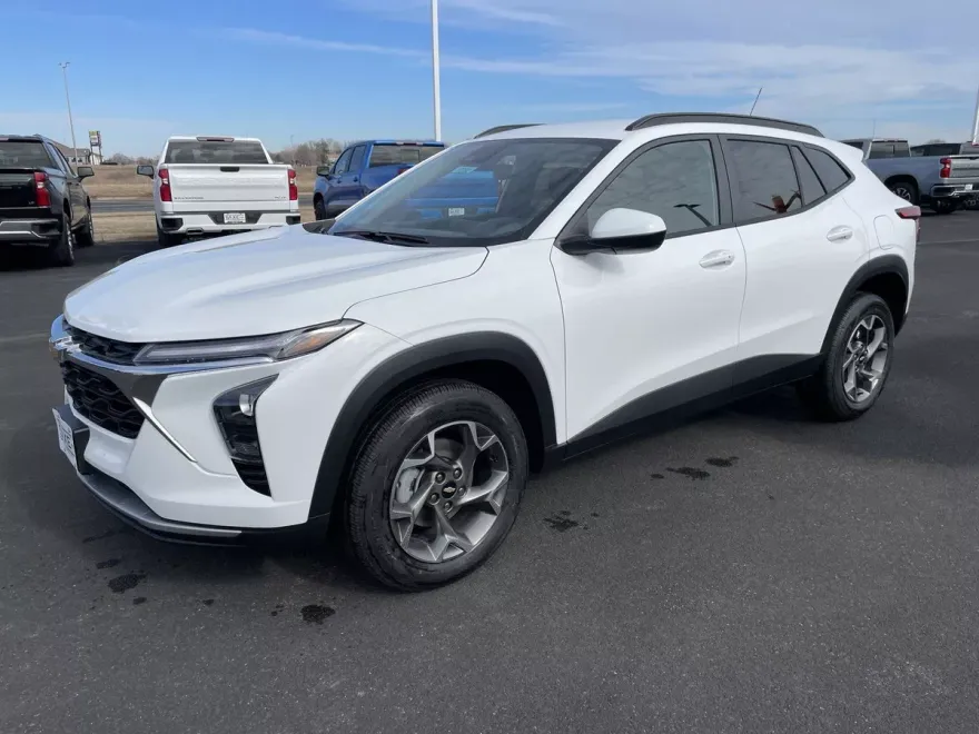 2025 Chevrolet Trax LT photo 1