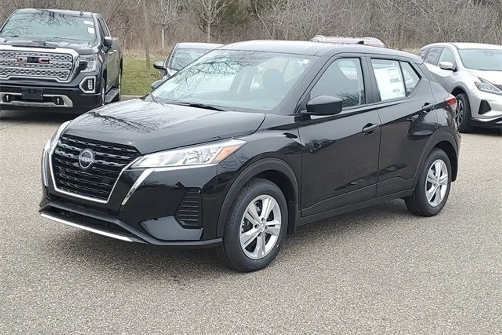 2025 Nissan Kicks Play S photo 1
