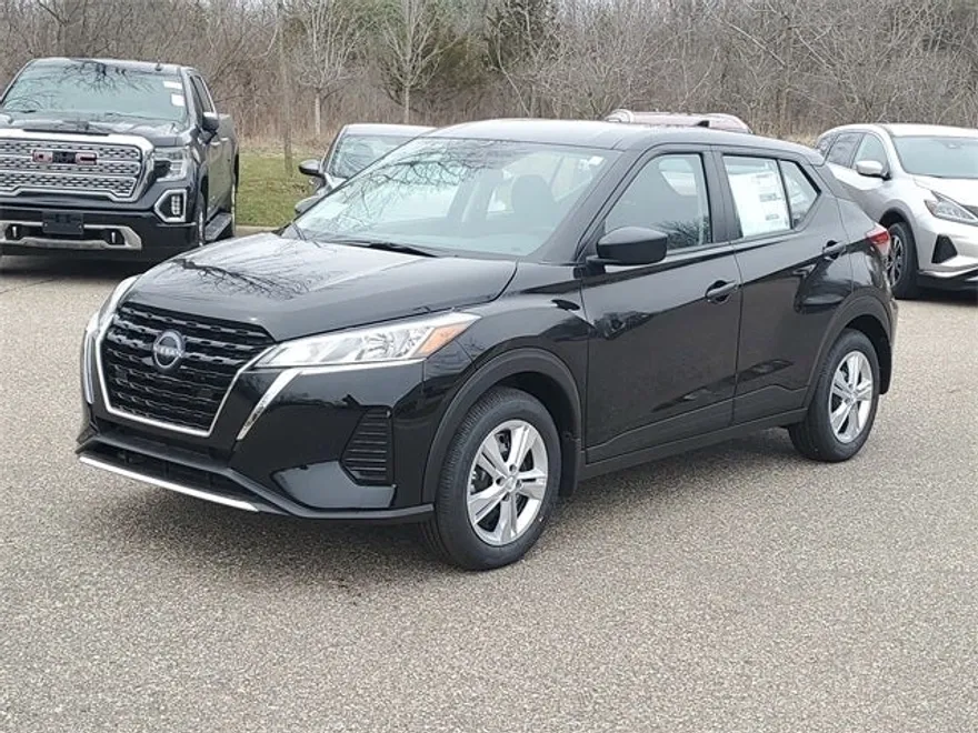 2025 Nissan Kicks Play S photo 1