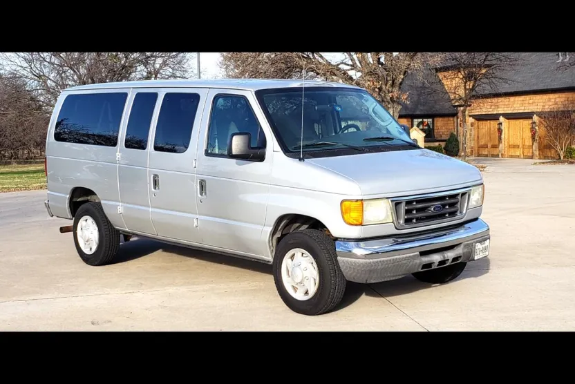 2005 Ford E-350 XLT photo 1