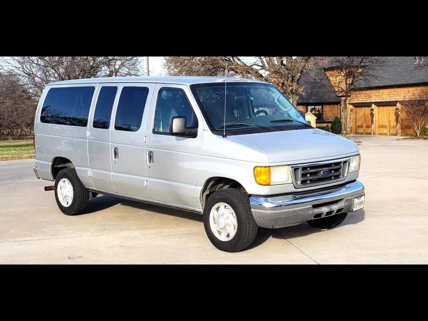 2005 Ford E-350 XLT photo 1