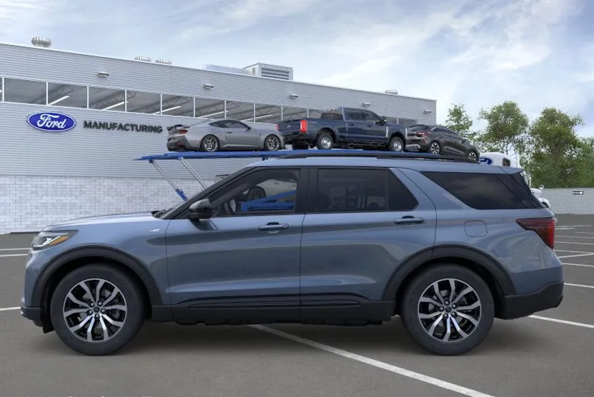2025 Ford Explorer ST-Line photo 1