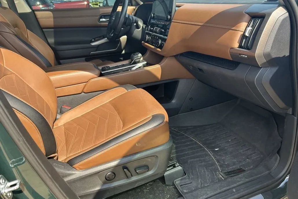 2023 Nissan Pathfinder Platinum photo 1