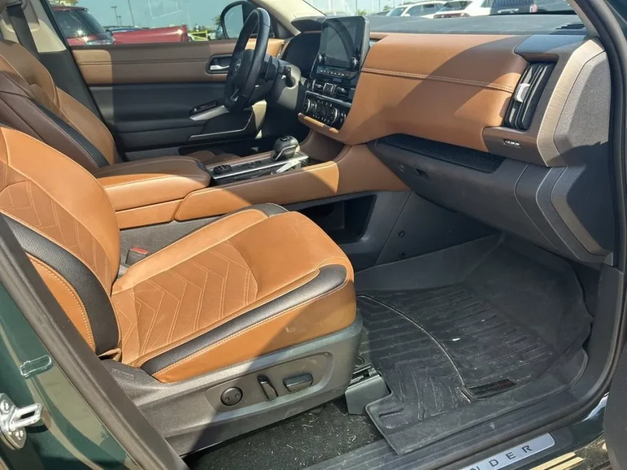 2023 Nissan Pathfinder Platinum photo 1
