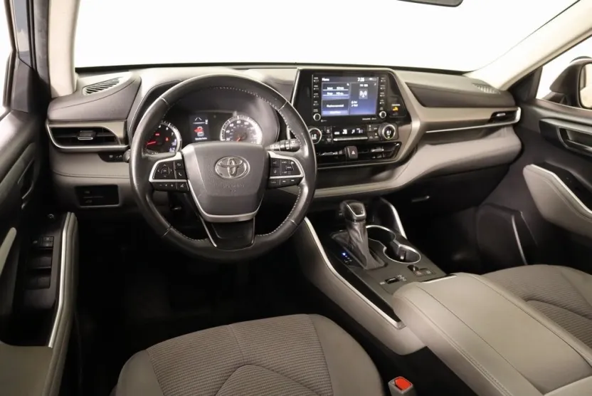 2022 Toyota Highlander LE photo 1