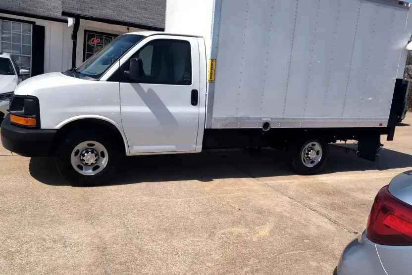 2016 Chevrolet Express Cutaway 3500 Van photo 1