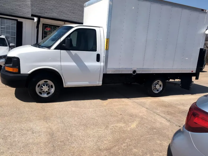 2016 Chevrolet Express Cutaway 3500 Van photo 1