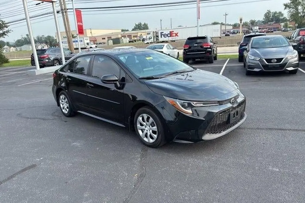2022 Toyota Corolla LE photo 1