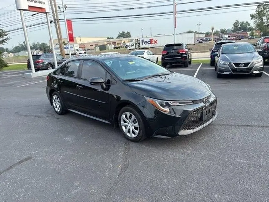 2022 Toyota Corolla LE photo 1
