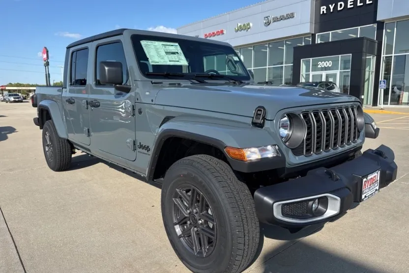 2025 Jeep Gladiator Sport S photo 1