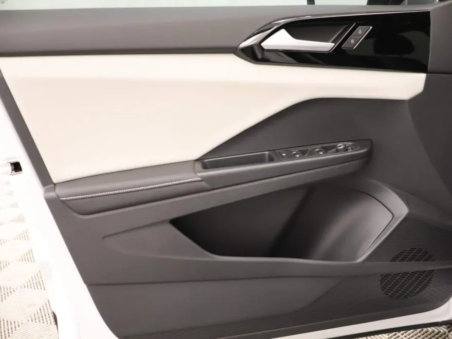 2025 Volkswagen Taos S photo 1