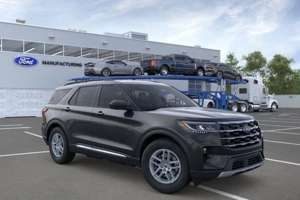 2025 Ford Explorer photo 1