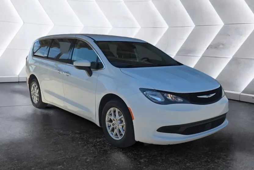 2023 Chrysler Voyager LX photo 1