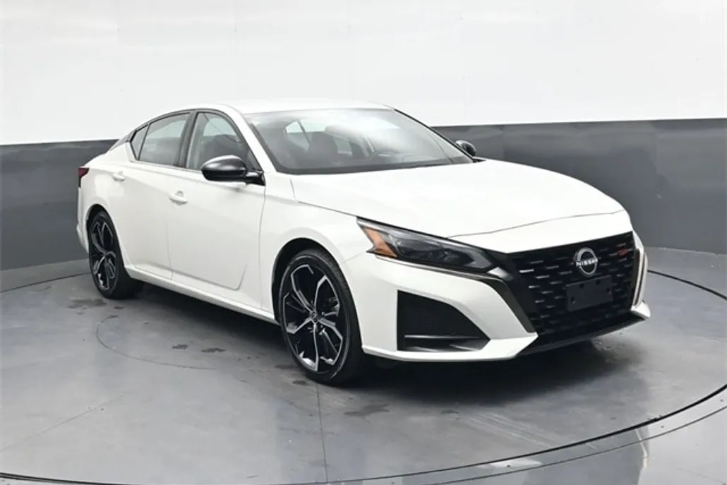 2024 Nissan Altima 2.5 SR photo 1