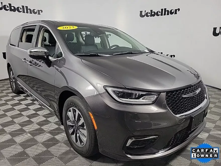 2023 Chrysler Pacifica Hybrid Limited photo 1