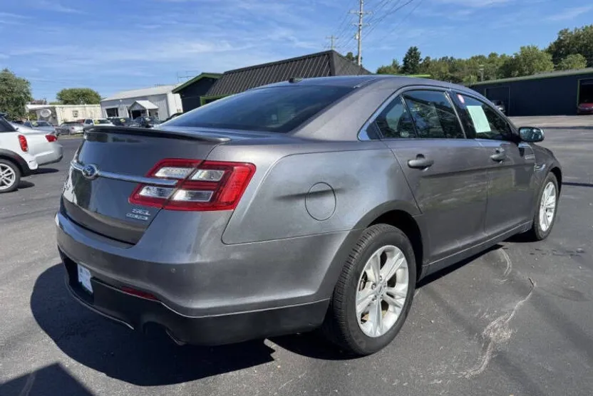 2013 Ford Taurus SEL photo 1