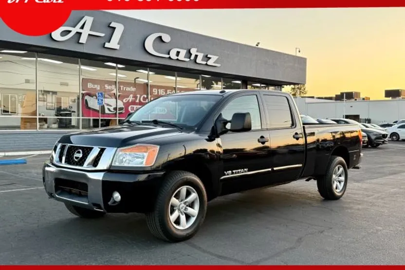 2012 Nissan Titan Crew Cab SV photo 1