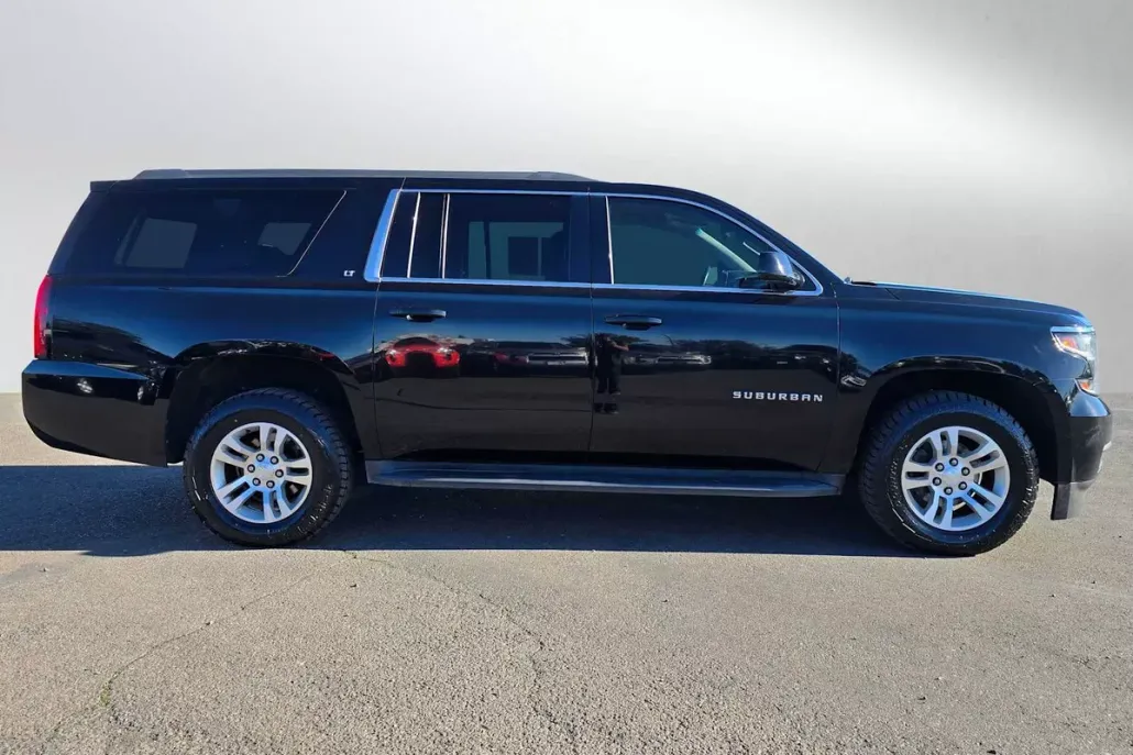 2019 Chevrolet Suburban LT photo 1