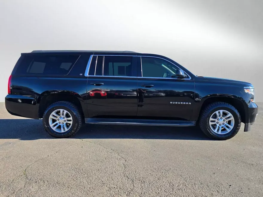 2019 Chevrolet Suburban LT photo 1