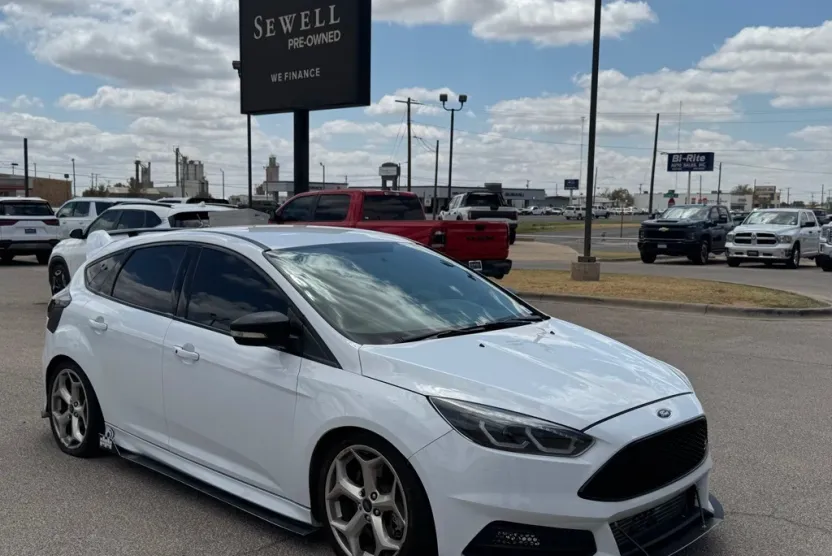 2016 Ford Focus ST photo 1
