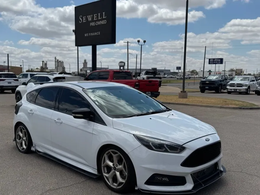 2016 Ford Focus ST photo 1
