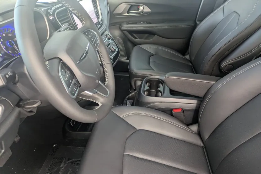 2025 Chrysler Pacifica photo 1