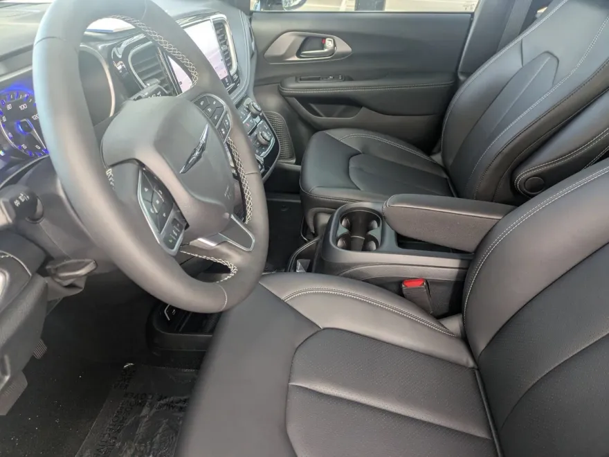 2025 Chrysler Pacifica photo 1